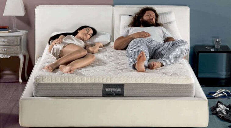 Para śpiąca na materacu Dolce Vita