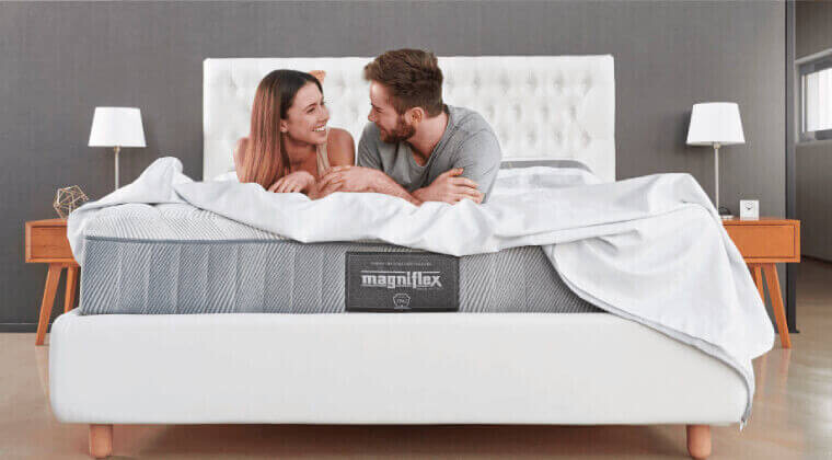para leżąca na materacu piankowym Magniflex