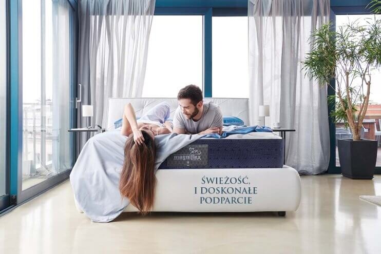 Para leżąca na miękkim materacu Magniflex Magnicool Soft