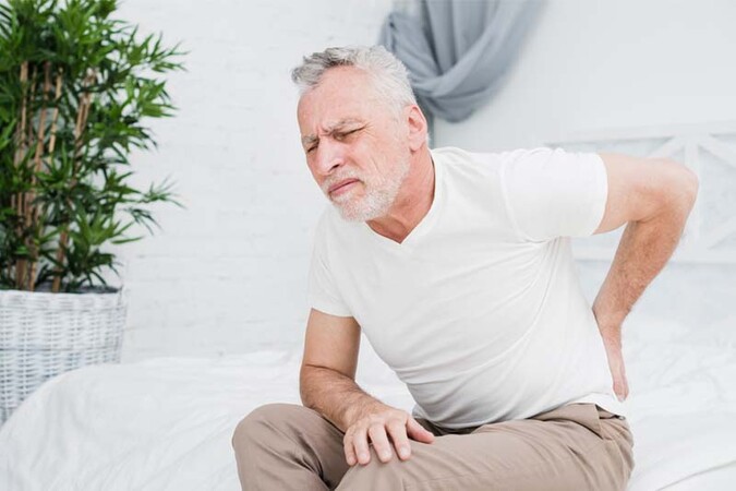 Ból pleców rano po przebudzeniu — jakie są przyczyny i jak jemu zapobiec?