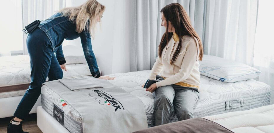 Kobiety testujące w salonie materace Magniflex