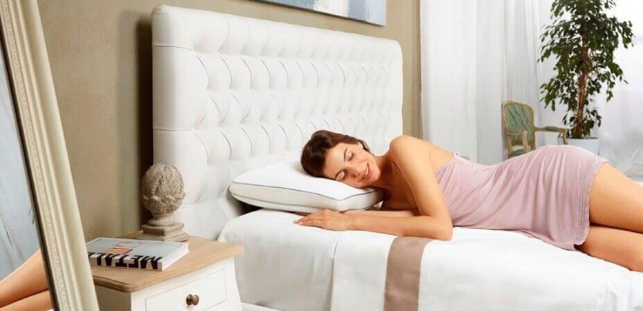Kobieta śpiąca na poduszce ortopedycznej od Magniflex