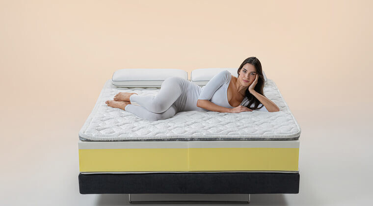 Kobieta na materacu piankowym 120x200 Dolce Vita 