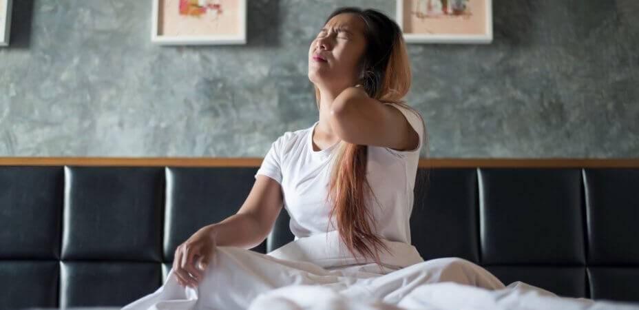 Ból karku po spaniu na źle dobranej poduszce ortopedycznej