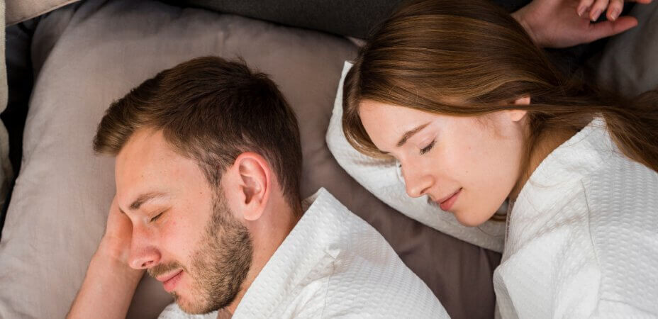 para śpiąca na boku, aby uniknąć chrapania