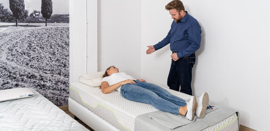 kobieta leżąca na plecach na materacu Magniflex w celu testu