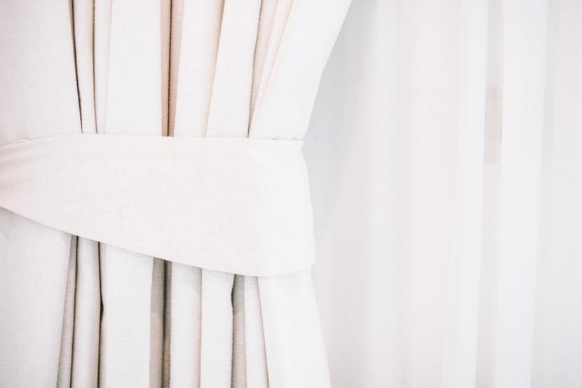 eleganckie dodatki do stylowej sypialni - białe zasłony