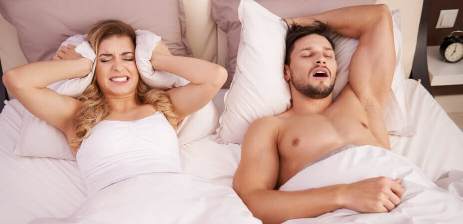 mężczyzna chrapiący w łóżku