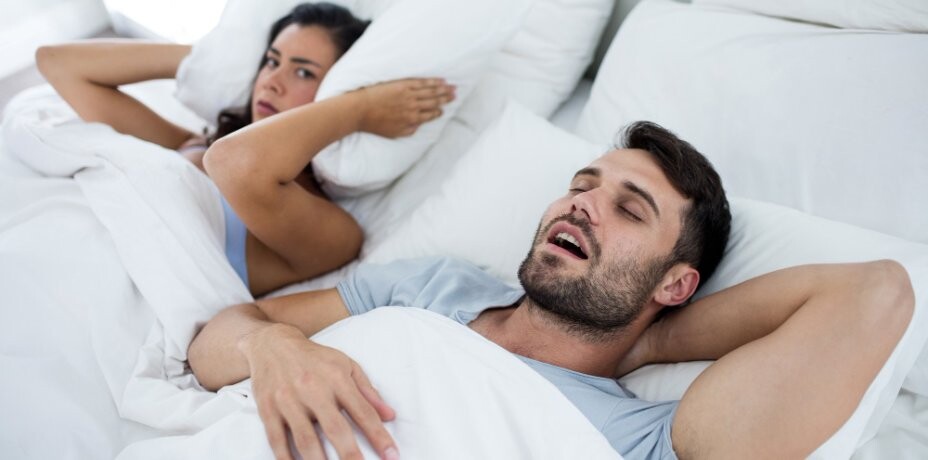 chrapanie mężczyzny w łóżku
