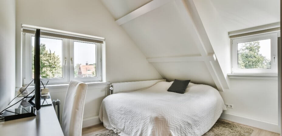 Mała sypialnia ze skosem