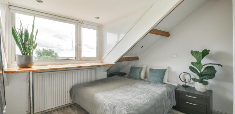 Sypialnia z łóżkiem pod skosem