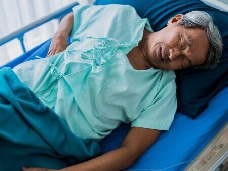 Jak spać po operacji kręgosłupa lędźwiowego? O czym warto pamiętać?