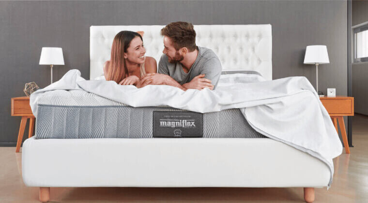 Para leżąca na materacu Magniflex 180x200