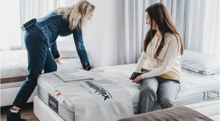 kobiety zastanawiające się nad materacem piankowym Magniflex