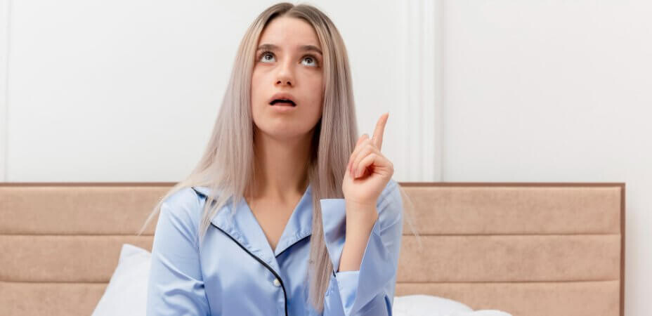 Zastanawiająca się kobieta nad swoim chronotypem snu