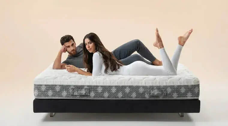 Para leżąca na materacu Dolce Vita