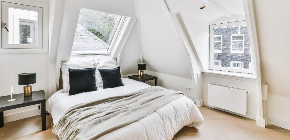 Sypialnia z niskim skosem - jak ją zaaranżować?