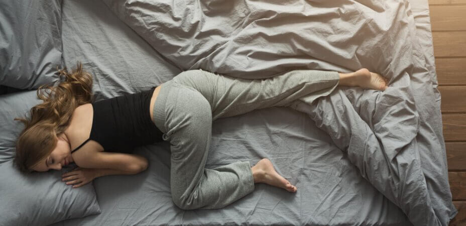 kobieta śpiąca na brzuchu