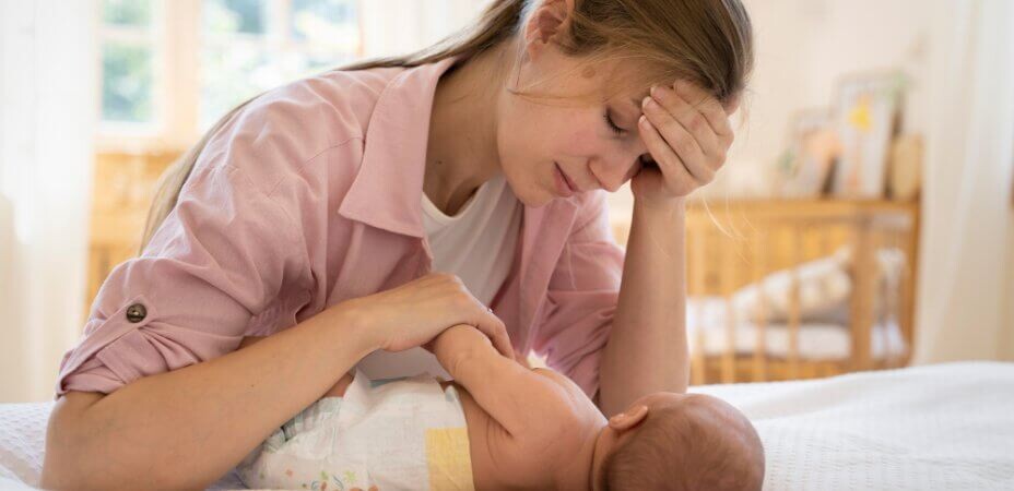 Niemowlę nie mogące zasnąć przy zmęczonej mamie