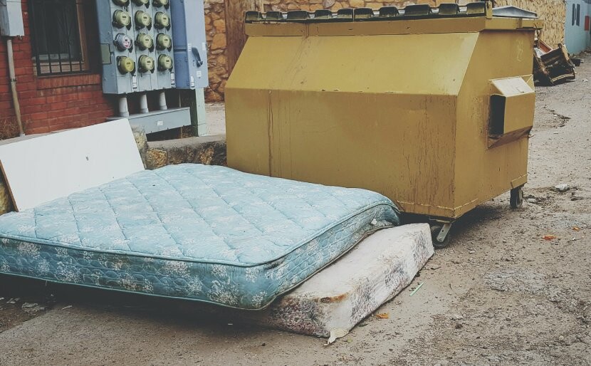 Stary materac do recyklingu