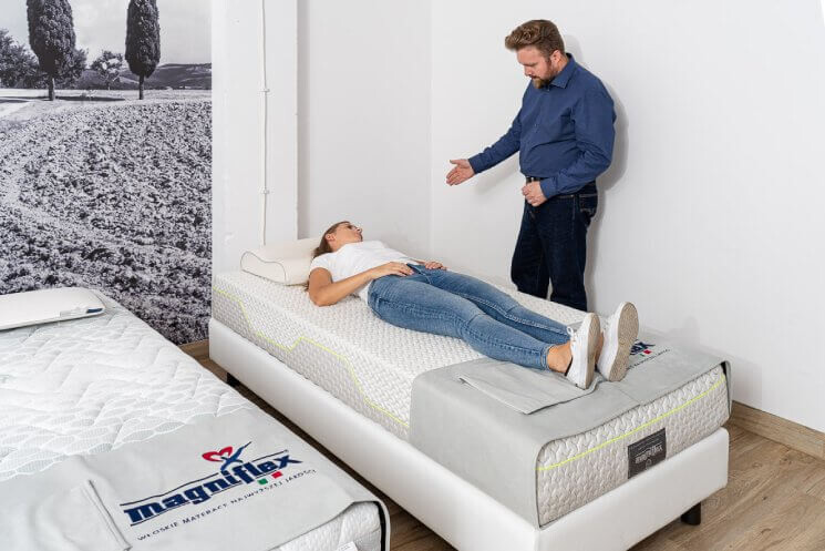 Kobieta testująca materac Magniflex o pośredniej twardości