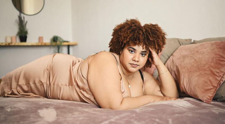 Kobieta plus size na łóżku z materacem Magniflex