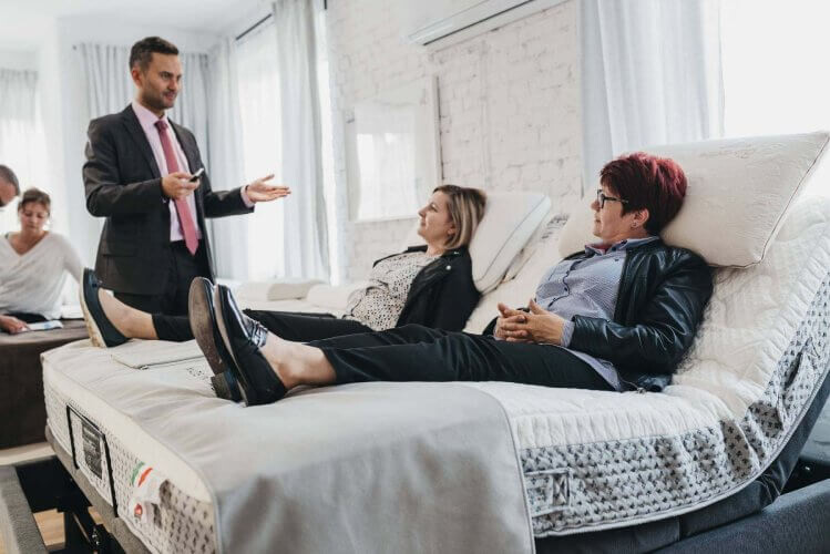Kobiety zastanawiające się nad wyborem materaca do swojej wagi